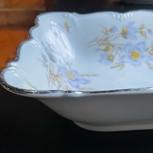 🎉HP🎉~Vintage Style Pretty Porcelain Serving Bowl! EUC !